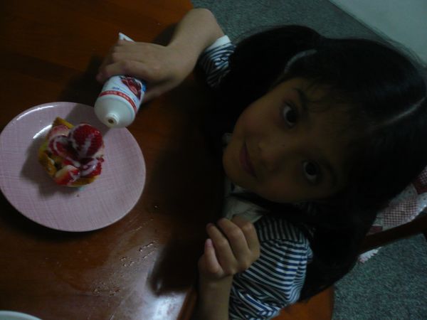 在草莓上方淋上鷹牌煉奶就大功告成了。