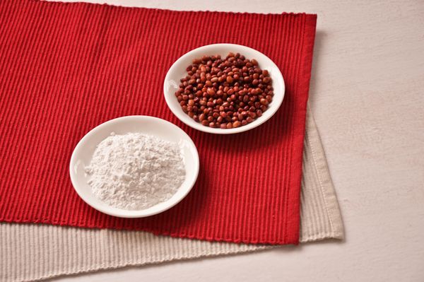 準備紅豆湯1：開始清洗紅豆之前，先將破碎、幹皺、變形的豆子與混在其中的小石頭、豆莢碎片挑除，以免影響紅豆湯的口感。