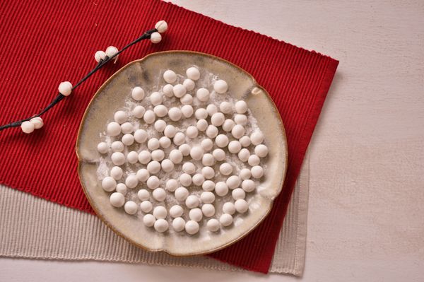 準備湯圓3：將麵團搓成厚度一致的長條狀，再切成大小均勻的小段，大小約同大拇指蓋，將小段搓成圓球狀。揉搓時著力點於掌心，同時注意湯圓的密合度要高。