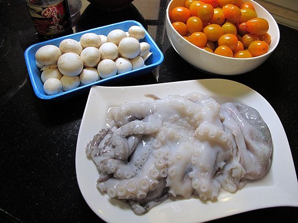 章魚剪成好入口的大小, 加鹽搓洗沖乾淨備用...