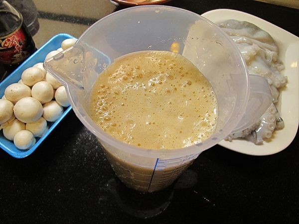 番茄洗淨放入果汁機加入清水打成汁, 再濾掉籽與皮...(約900cc)