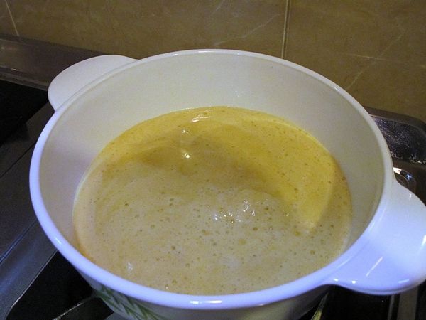 取一深鍋, 倒入番茄汁, 轉中小火~蓋上鍋蓋煮至滾...(轉大火要記得攪拌避免底部焦掉)