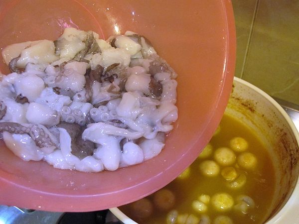 放入章魚~改轉大火, 煮至水滾...