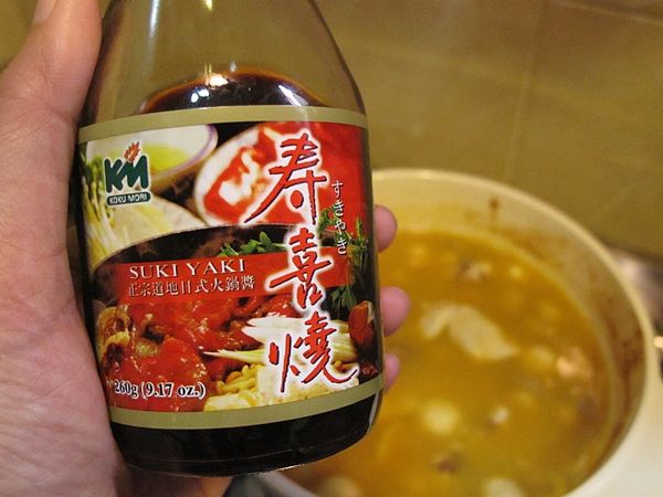 倒入[調味料]試鹹淡? (穀盛壽喜燒的醬汁比一般醬油來的濃稠,但不是膏狀, 味道偏香甜, 不會死鹹膩口, 不論是做菜或煮湯,都是調味的好幫手。)