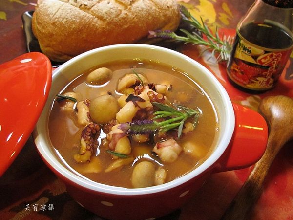 撈掉浮沫, 關火後另取一容器, 將湯鍋裡的食材盛出, 最後擺上西班牙迷迭香(材料外)即完成料理。