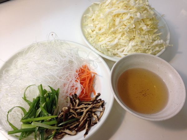 大白菜、紅蘿蔔、青蔥切絲；香菇泡熱水後切絲(泡過的水留著)；粉絲泡水後先用剪刀剪幾下方便完成後取食。