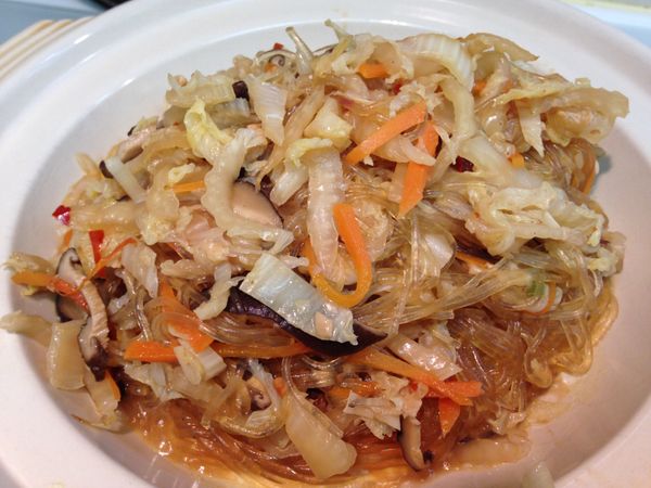 再將步驟3通通倒入，鍋底的蛋此時會半微焦狀態，但用筷子將蛋翻起和粉絲混合均勻。