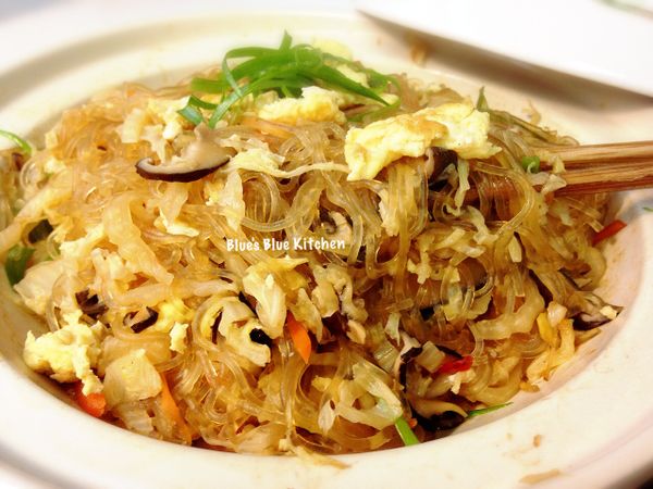 起鍋前灑上蔥絲即可。簡單方便的粉絲煲，又可以吃到滿滿的蔬菜，再加上香香的炒蛋~~~營養美味不肥孜孜~~很適合一陣大魚大肉後的全家大小朋友吃唷:))