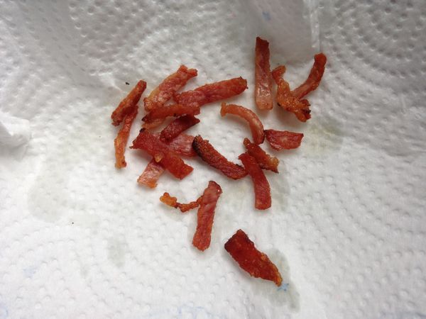 熱鍋加適量橄欖油,將火腿煎至酥脆,先取部分留做裝飾用