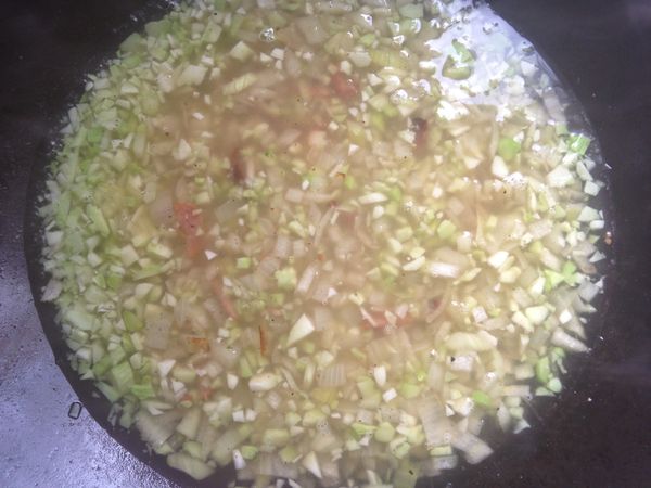 剩下的火腿加洋蔥末炒軟,續加蒜末炒香後倒入高湯,花椰菜梗及肉豆蔻粉,蓋上鍋蓋煮至花椰菜梗變軟