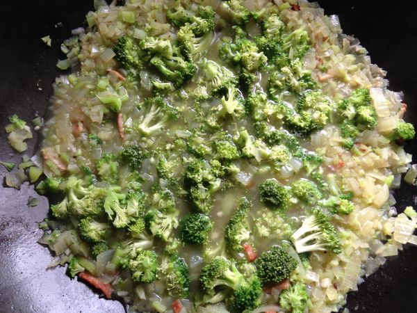 加入花椰菜花煮軟後即可熄火