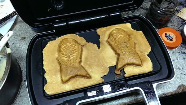 待2-3分鐘之後打開上蓋 用筷子確定麵糊中間不會粘粘筷子表示已經可以起鍋 若有太多餅皮溢出 可以起鍋後用刀子剔除～