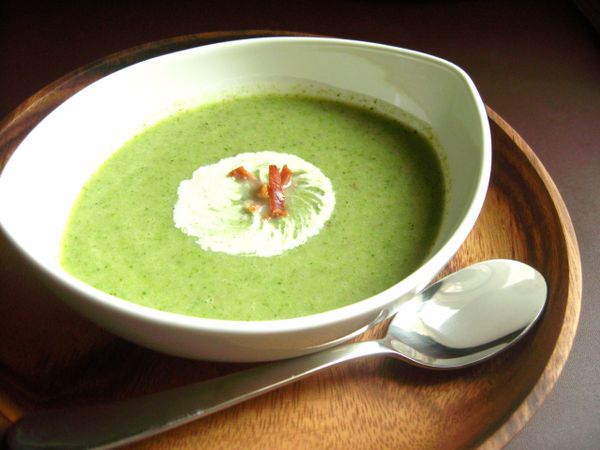 將湯盛盤,淋上少許鮮奶油,再點綴一些香酥火腿就完成了!