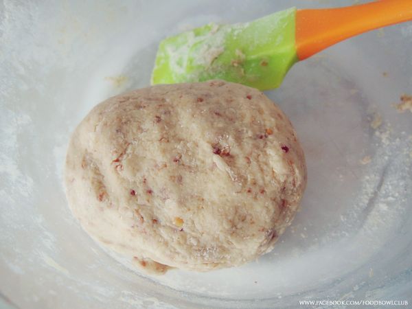 在碗里加入所有的食材。之后，搅拌均匀至面团即可。分次加入豆腐，如果加多了，面团很容易粘稠。 如你觉得面团足够了，那多余的豆腐不需要再加。