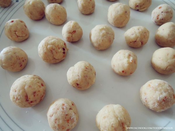 将面团揉成小球状。