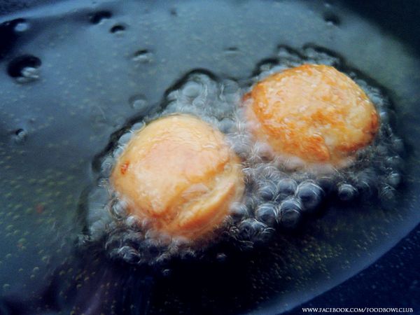 将豆腐花生小丸子放入锅内，热炸至金黄色。（大约3-4分钟）