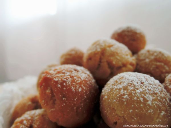 使用厨房纸巾将去处多余的油份。然后，撒上糖粉，准备上桌了