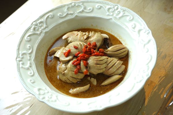 對剖去除白紅筋膜的腰花,劃刀切塊！
（也可請菜販代勞）