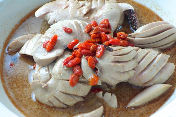 麻油混食用油爆乾薑至香味出.下腰花翻炒至外表變白！