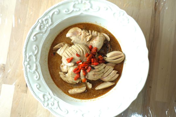 移出腰花後（湯汁留裡面）,加入米酒滾沸蒸發酒精.喜歡麻油的人再補寫麻油！倒入步驟二的腰花,簡單拌炒一下,關火倒入泡過米酒的枸杞,拌勻後即可起鍋！