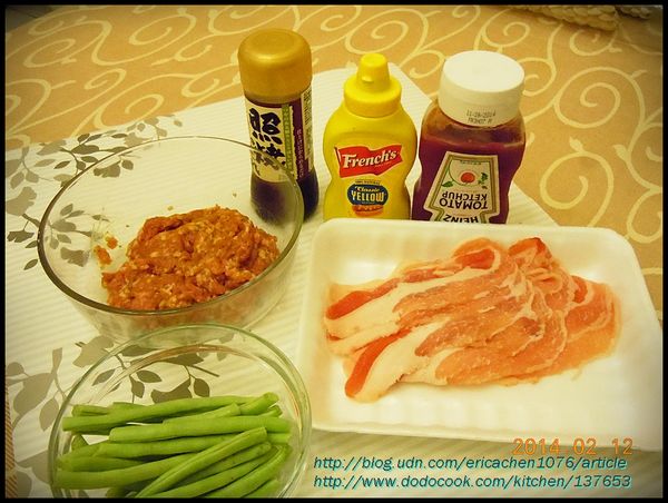 準備的材料，先將絞肉加上米酒胡椒醬油，攪拌均勻，加一點太白粉，醃十分鐘。