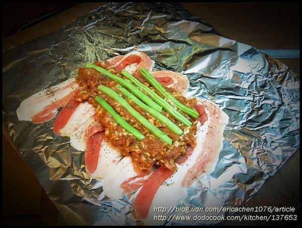 先將豬肉火鍋片鋪上，灑一點鹽與胡椒與一點義大利香料，放上絞肉，放上四季豆