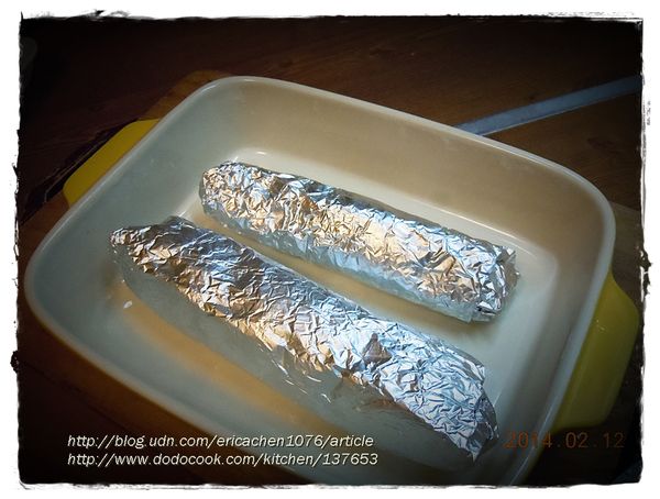 放入烤箱，烤箱預熱180度，烤約15分鐘，把肉丸打開，剪成一塊一塊的，抹上美式芥末醬與番茄醬與照燒醬，再入烤箱約6分鐘。