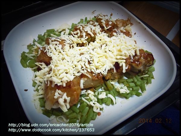 取出撒上比薩起士絲，再入烤箱，烤到起士融化即可，可以撒上一些巴西里裝飾。