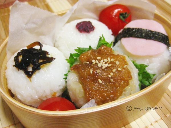 哈姆海苔飯糰作法:
用保鮮膜將白飯鋪平,放上剪成細絲的火腿片後捏圓,再將剪好的火腿小圓片放上,最後包上長條海苔即可。