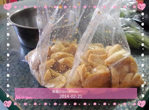 麵腸我就是買回來後用水沖洗一下再用滾刀塊的方式來片麵腸，把片好的麵腸放入袋子中加入一大匙的純釀醬油醃(盡量找淡色的)，時間約一小時