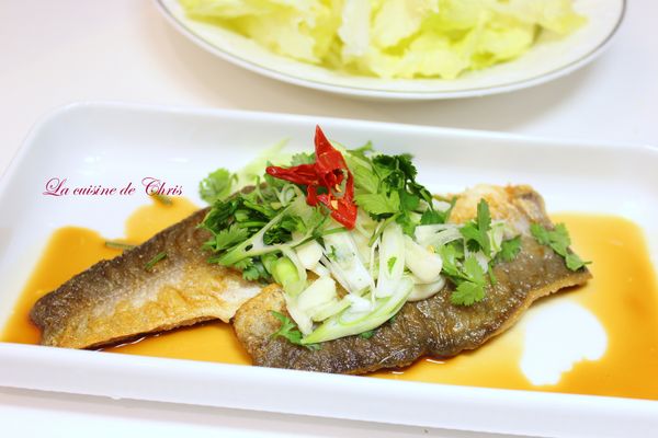 魚，不灑鹽，直接煎ㄧ煎。放上盤子，淋上[調醬]，加上蔥段，香菜段及辣椒片即可上桌。快速的魚主餐！