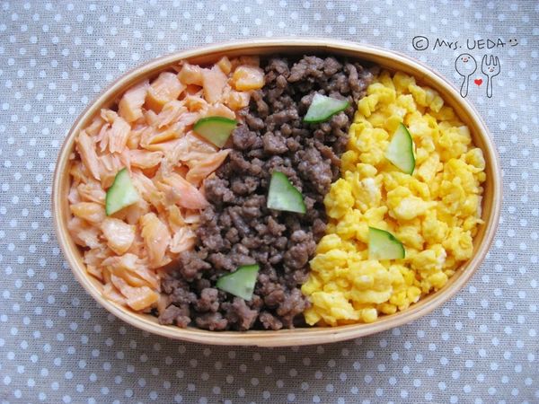 炒蛋作法:
熱好油鍋後(可用奶油取代沙拉油會比較香),將打散的蛋加入鹽與砂糖拌勻,倒入鍋內快速攪拌至蛋熟透變碎及可。