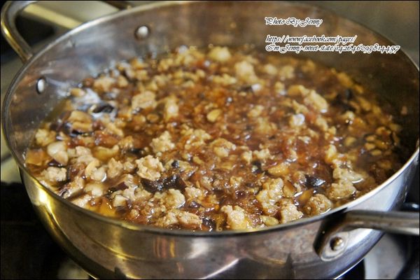 倒入小鍋或砂鍋中，改以小火續煮約20分鐘。