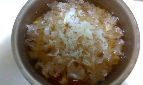 紅豆事先浸泡一晚，乾燥白木耳以冷開水泡軟後，拿剪刀剪去黃色的蒂頭。