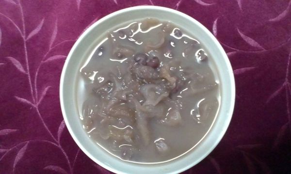 紅豆浸泡一晚後加入作法1.白木耳，倒入1500~2000c.c的冷開水後，放入電鍋(外鍋2~3杯量米杯的水)，按下電鍋開關等待跳起。