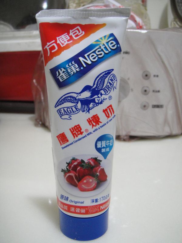 作法2.的紅豆銀耳煮熟後，加入鷹牌煉乳及適量的白砂糖，趁熱時攪拌均勻，即可享用。