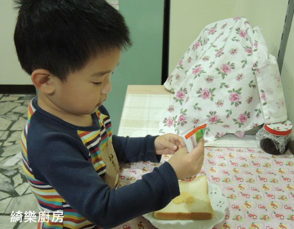 一片土司先淋上適量煉奶