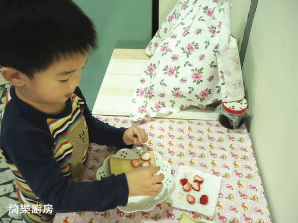 加上5顆切半草莓和葡萄乾