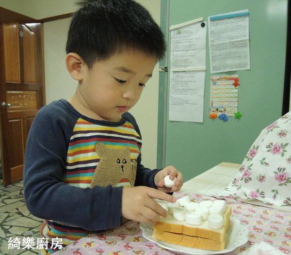 大棉花糖切半，排在土司上面