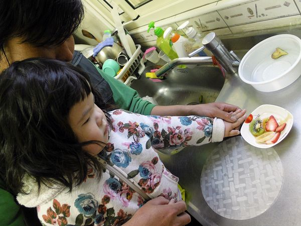 米紙沾水後~等軟就可以包水果了
我的小情人這時已經偷吃不少水果^^