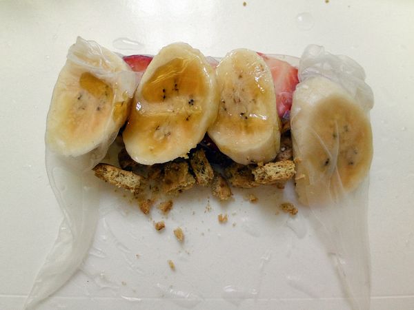 把米紙包住草莓與消化餅淋上蜂蜜
再翻過包起放上香蕉與消化餅.每一層都要淋上蜂蜜