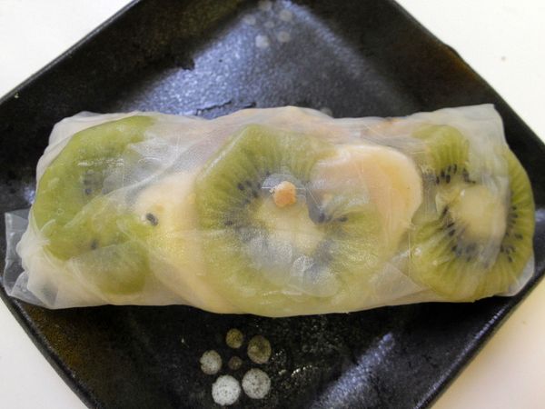 一層一層的包起內容物~這是很簡單的
因為米紙很薄易破~下手時要小心.若怕破可以用2張米紙來包