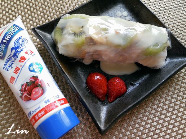 不僅好吃就算當宴客的小點心也讓人驚聲連連
我老婆直誇好吃^^因為他說Q嫩的米紙加上水果與蜂蜜.煉奶竟是這對味~消化餅更是帶出層次