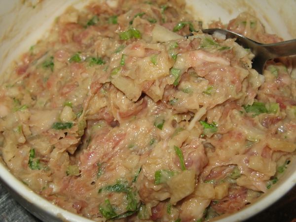 魚漿或花枝漿+豬餃肉，1:1的方式攪拌在一起。
加芹菜末或蔥花+胡椒粉拌勻，成餡料。