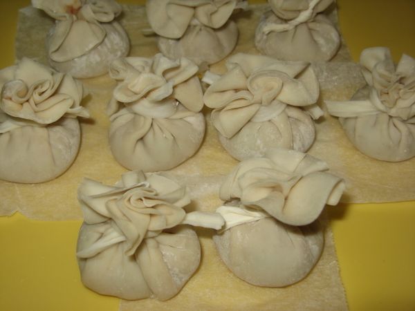 再用瓠瓜絲乾綁緊，整盤入蒸鍋，蒸10分鐘。