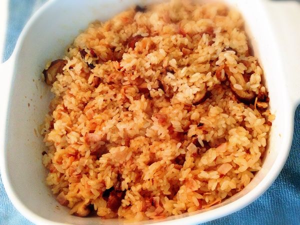 將糯米,泡糯米的水及醬料加入，微波12分鐘。最後(可自行加入青豆等最後裝飾)視情況再微波1-5分鐘即完成！