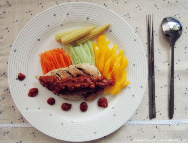 在小碗里，加入咖喱粉，糖和盐。然后倒入牛奶搅匀即可。放在一旁。