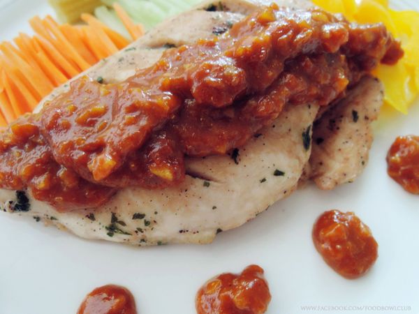 将平底锅加热，倒入一些橄榄油，然后将蒜末和洋葱碎一起爆香。