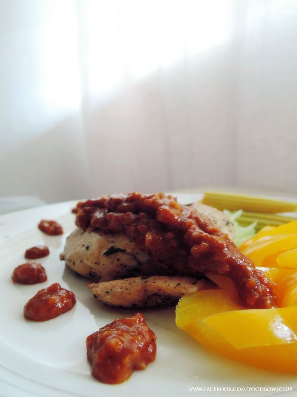 鸡胸肉只用橄榄油煎一煎，撒上黑胡椒，一些香菜让味道更好。即可。