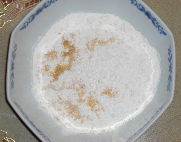 中筋面粉.細砂糖置碗中